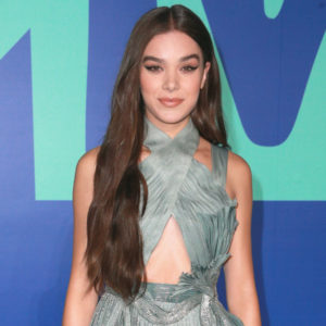 Hailee Steinfeld's Soft Waves-img
