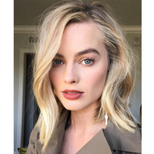 Margot Robbie's Golden Blonde & Shadow Root-img
