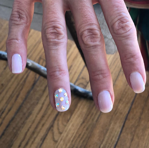 Connie Britton wearing Swarovski nail crystals at the Golden Globes 2019. Nails by @nettienailsit.