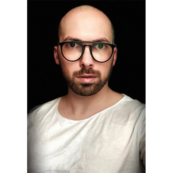 Evan Joseph @evanjosephcurls Headshot Artist Profile Selfie Picture