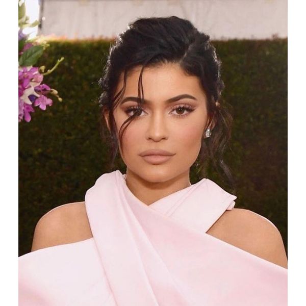 Kylie Jenner Grammys Awards 2019 César DeLeön Ramirêz @cesar4styles Get The Look Celebrity Styling Red Carpet Soft Textured Updo How To