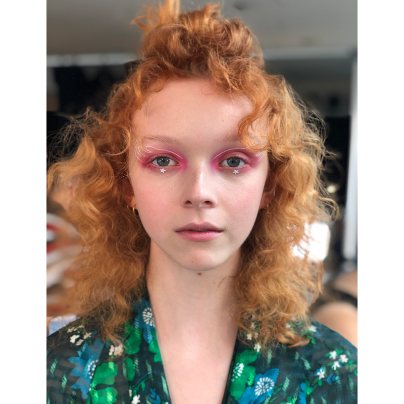 Fashion Week's Top Beauty Trends Are Graphic Eye Makeup & Glitter—See The  Photos!