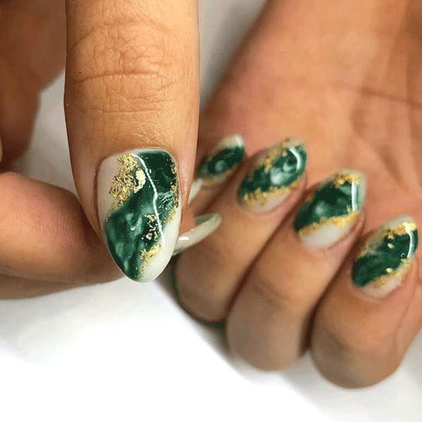 amyle.nails-gold-emerald