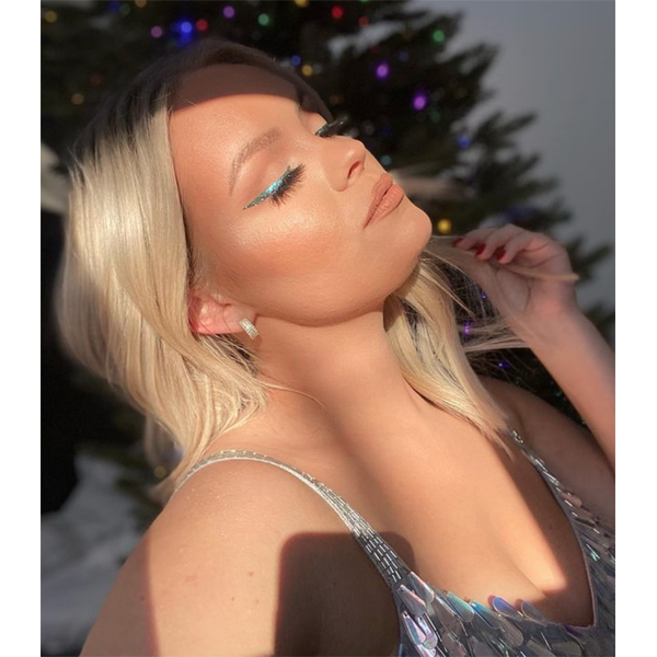 Holiday Makeup Trends 2020 Cat Eyes Red Lip Sparkle Glitter Champagne Eyeshadow Eyes Fuchsia Winter Glow
