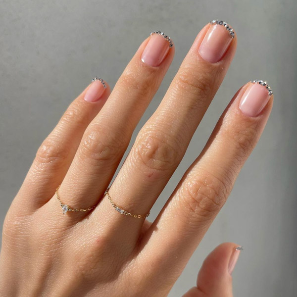2021-nail-trends-glitter-french-betina_goldstein