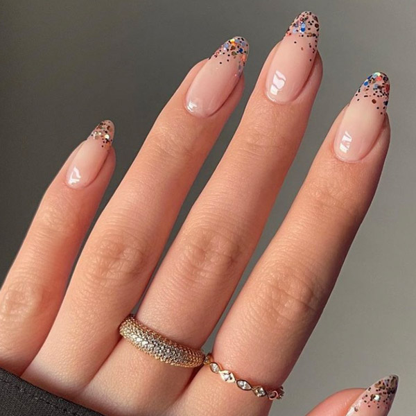 2021-nail-trends-glitter-french-heluviee