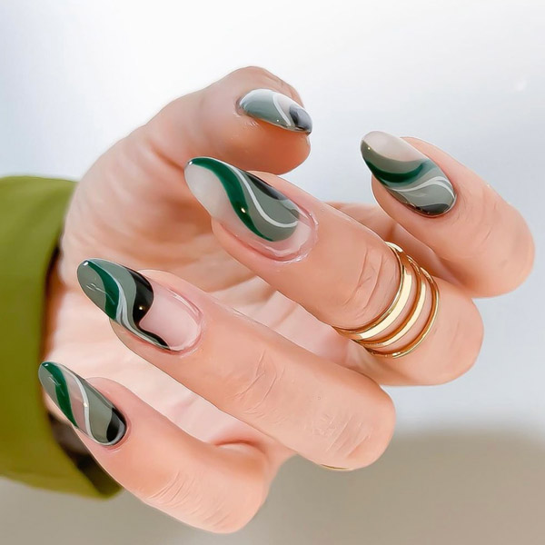 2021-nail-trends-squiggle-nails_and_soul