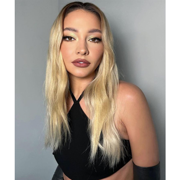 winter 2021 hair color trends golden rooty blonde hair madelyn cline outer banks