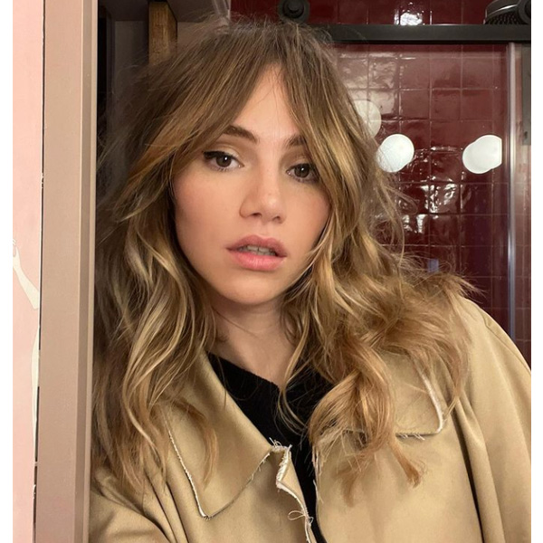 biggest hair color trends spring summer 2022 suki waterhouse dirty blonde hair color highlights