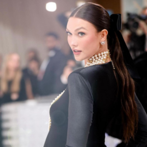 Karlie Kloss' Slicked-Back Ponytail at the 2023 Met Gala-img