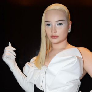 Kim Petras' Sleek Deep Side Part at the 2023 Met Gala-img