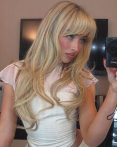 How to Get Sabrina Carpenter's Golden Blonde & Curtain Bangs—From Her Hairstylist-img