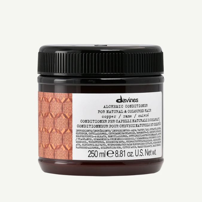 Color-enhancing conditioner for warm red and copper tones. Alchemic Conditioner Copper intensifies and illuminates these natural or colored warm red shades.