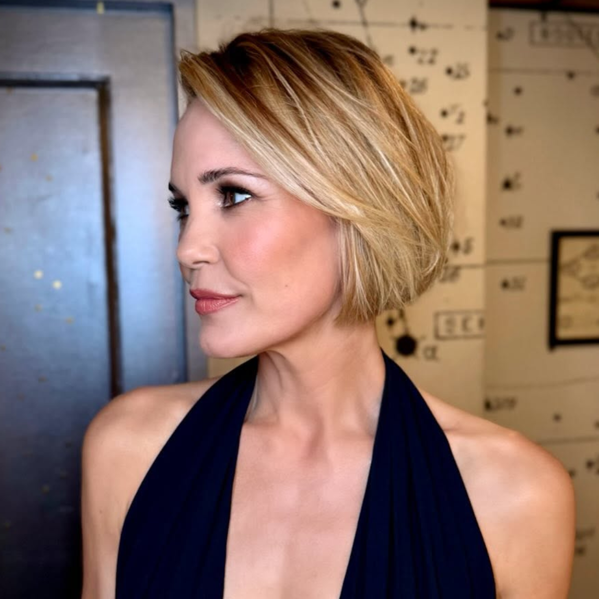 Leslie bibb blonde bob side view