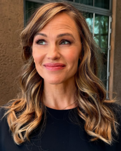 Jennifer Garner's Sunkissed Brunette With Chunky Highlights-img