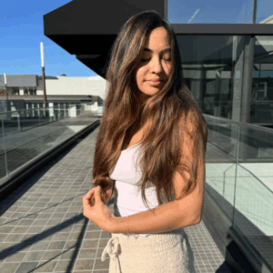 model with grown out brunette hair and hightlights