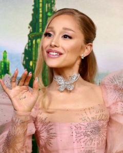 Ariana Grande's Creamy Glinda Blonde-img