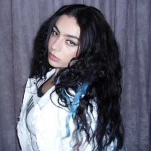 The Messy Girl Aesthetic is Taking Over—Here's What It Means For Hair-img