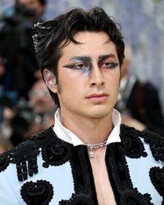 Hudson Williams' Lived-In Sculpted Texture at the 2026 Met Gala-img