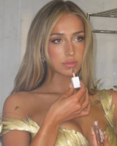Tate McRae's Golden Melt Blonde-img
